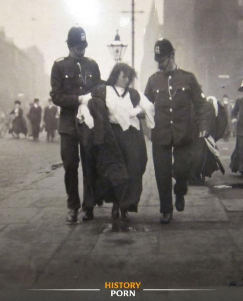 На цветной или колоризованной фотографии начала XX века..1