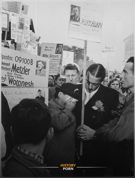 На фотографии 1955 года запечатлена немецкая женщина, охваченная..0
