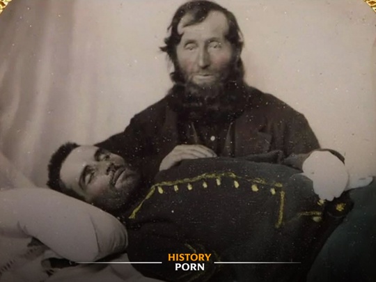 На посмертной фотографии, сделанной в марте 1865 года, сержант Джон..0