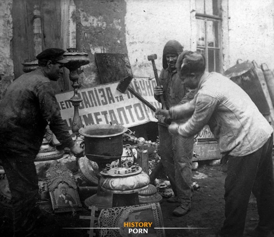 На снимке 1922 года изображены советские рабочие во время кампании..0