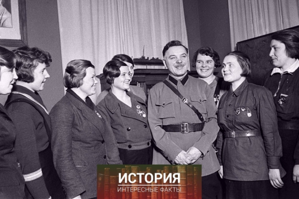 Нарком обороны СССР К. Е. Ворошилов встречается с комсомолками,..0