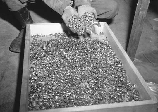 Обручальные кольца, снятые с жертв Холокоста, 1945..0