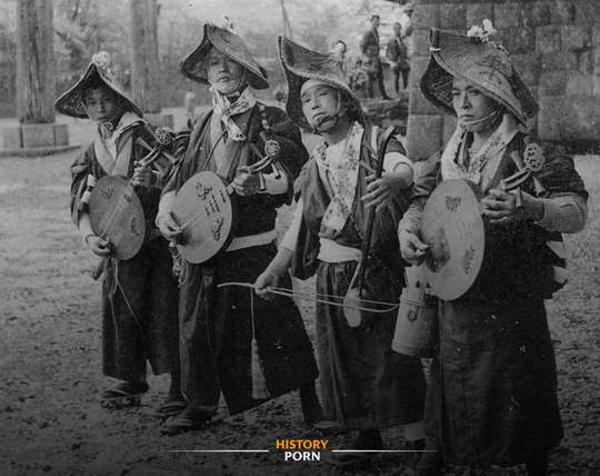 Около 1900 года, в период Мэйдзи, на улицах Японии можно было..0