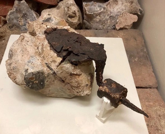 Около 2000 лет назад римский каменщик, строя городскую крепостную..0