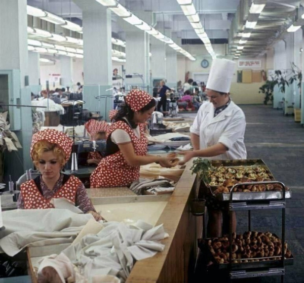 Перекус на рабочем месте. Швейная фабрика имени 40-летия ВЛКСМ...0