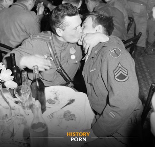 «Поцелуй дружбы». 8 мая 1945 г. на торжественном вечере в честь..0