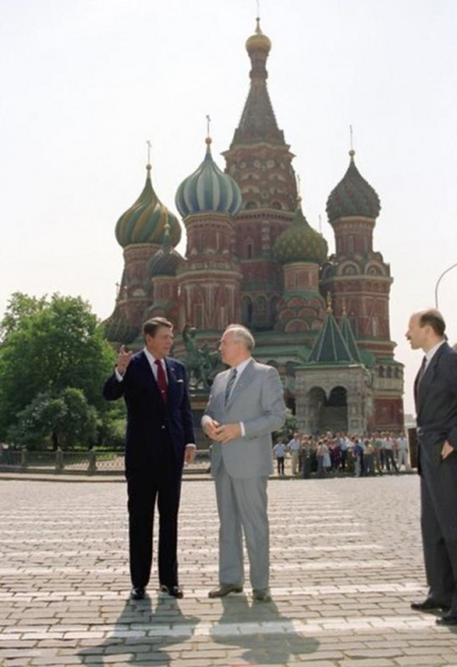 Рейган и Горбачев на Красной площади в Москве в мае 1988..0