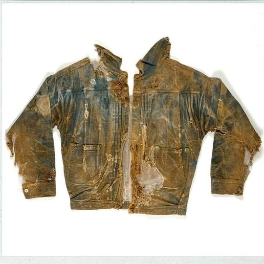 Самая старинная джинсовая куртка Levi's в мире конца 1870-х годов. Она..0