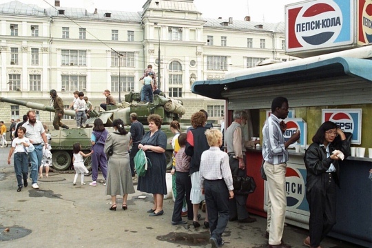 Танк на одной из улиц Москвы во время августовского путча 1991..0
