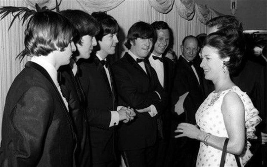 The Beatles и принцесса Маргарет на премьере фильма «Help», 1966..0