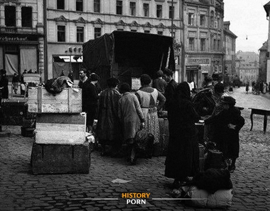 «Вследствие Мюнхенского пакта чешские беженцы эвакуируют свои..0