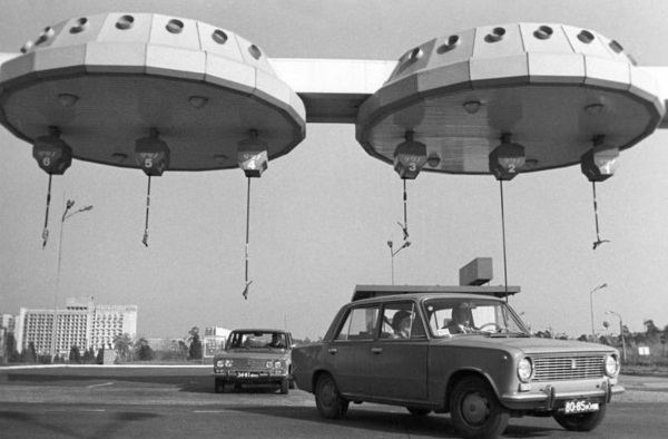 Заправка на Броварском проспекте в Киеве, 1979..0
