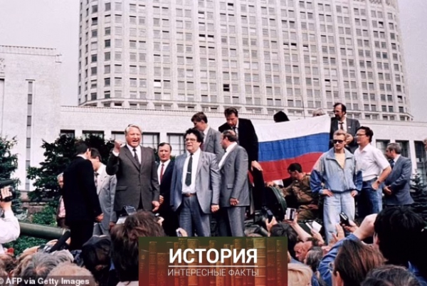 Борис Ельцин на бронетранспортере, Москва, 19 августа 1991..0