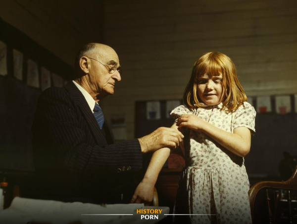 Цветная фотография (Kodachrome) девочки во время вакцинации от тифа в..0