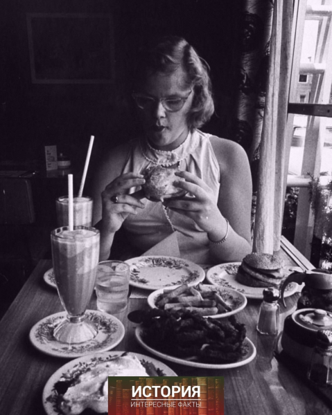 Девушка ест бургер в закусочной, США, 1950-е..0