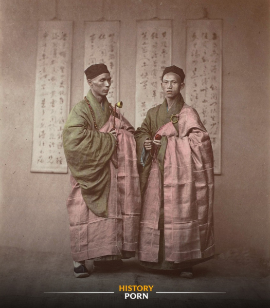 Два монаха. Китай, 1860–1885. Фото Раймунда фон Штильфрида — это..0