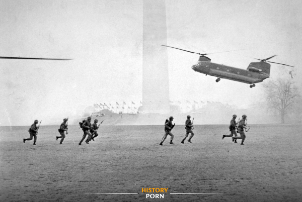 Морские пехотинцы США высаживаются на Национальном молле для..0