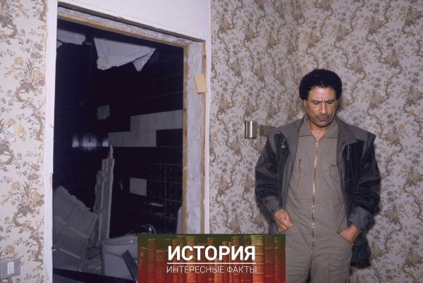 Муаммар Каддафи стоит на руинах своей базы Баб..0