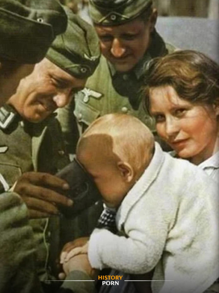 На фотографии 1941 года запечатлён момент, когда немецкие солдаты..0