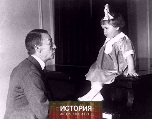 Рахманинов играет на фортепиано для своей внучки Софи в 1927 году,..0