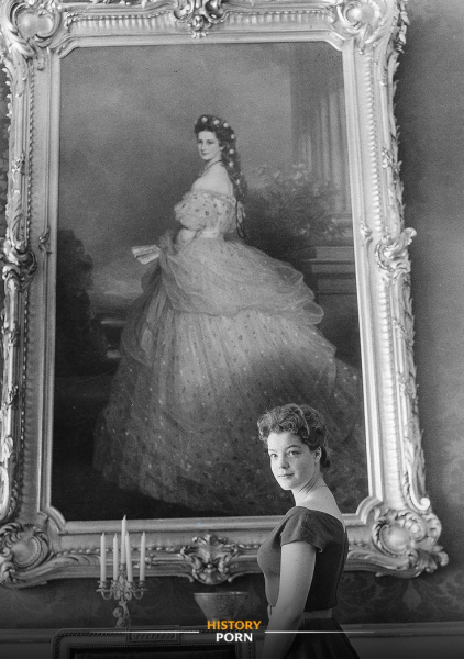 Роми Шнайдер в 1955 году стоит перед портретом императрицы..0