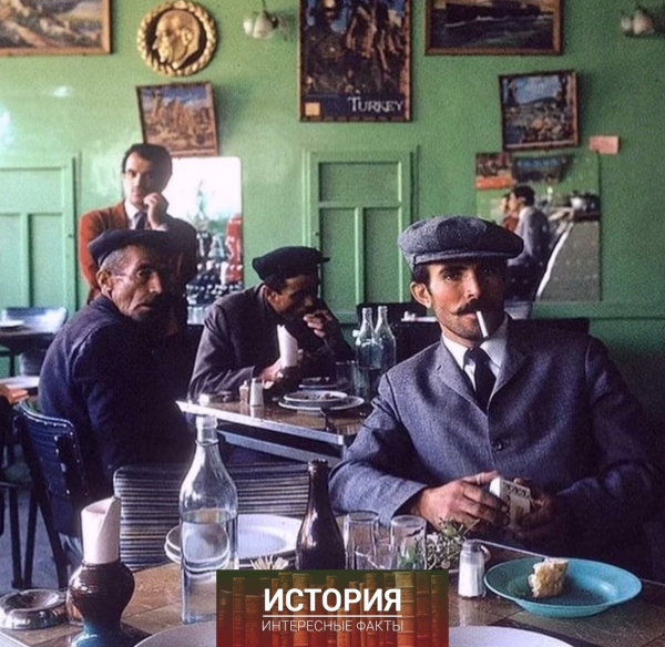 Турецкие мужчины за обедом в кофейне, Каппадокия, 1969..0