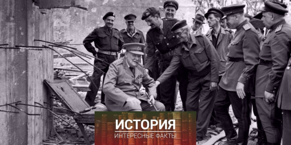 Уинстон Черчилль сидит на останках кресла Гитлера, июль 1945..0