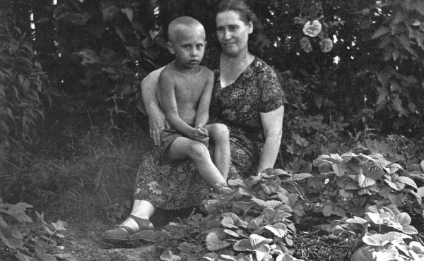 Владимир Путин в пятилетнем возрасте с Марией Ивановой. РСФСР,..0