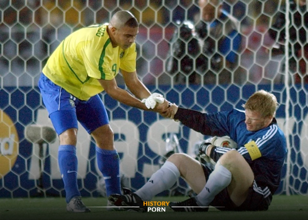 Во время финального матча чемпионата мира по футболу 2002 года..0