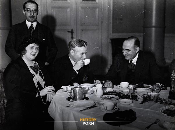 11 марта 1931 года Чарли Чаплин пил кофе в здании полиции на..0