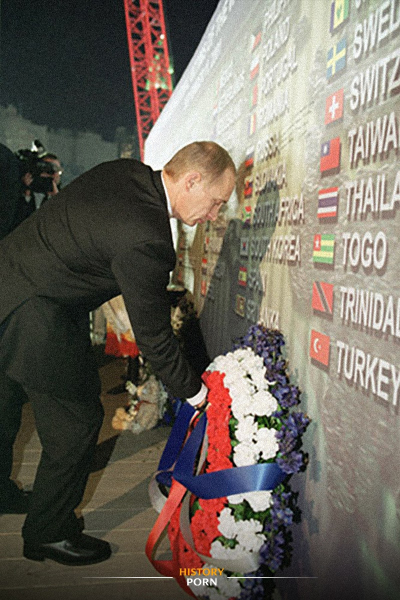 16 ноября 2001 года президент России Владимир Путин возложил венок..0