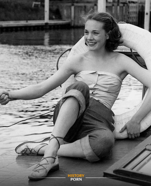 17-летняя Джули Эндрюс снята в 1952 году задолго до роли Мэри..0