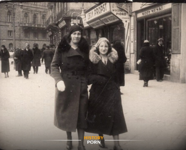 1933 год. Две женщины на Мариацкой площади во Львове, тогда..0