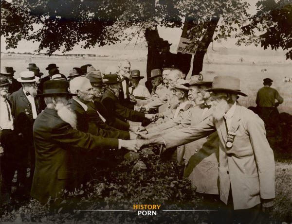 3 июля 1913 года у «Кровавого угла» ветераны Союза и Конфедерации..0