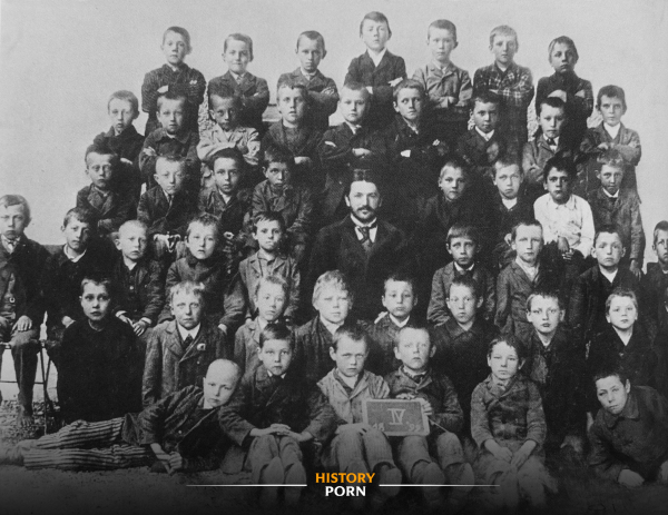 Адольф Гитлер учился в народной школе Леондинга и запечатлён на..0