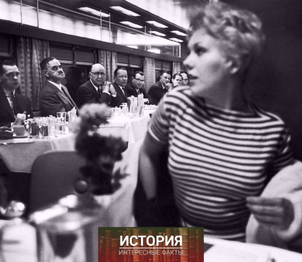 Актриса Ким Новак в вагоне-ресторана поезда на пути в Нью-Йорк, 1956..0