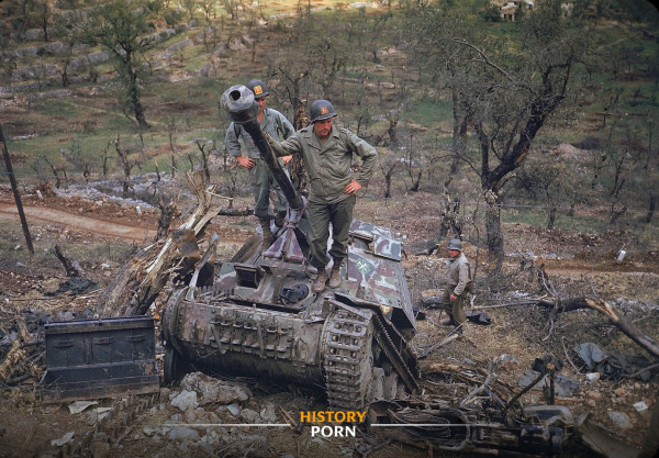 Американские войска осматривают подбитый немецкий Marder III Ausf H во..0