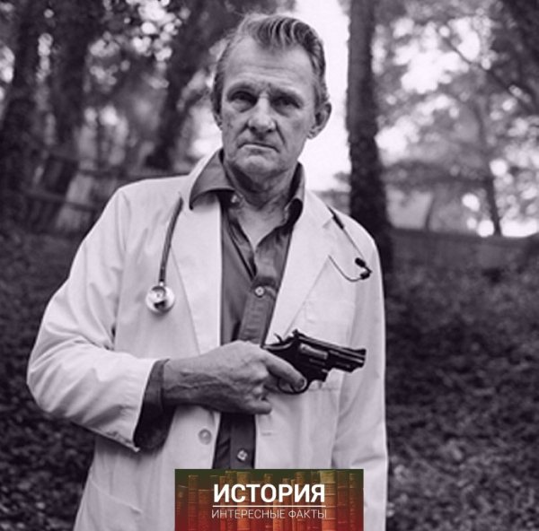 Доктор Джон Бриттон демонстрирует свой Magnum 357, который ему..0