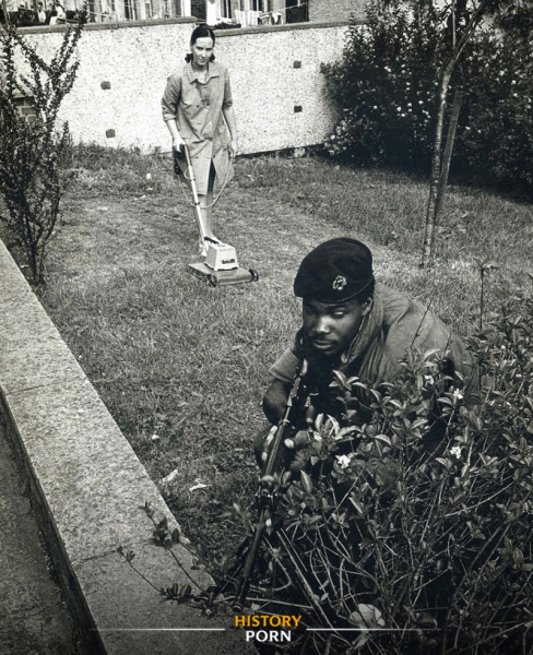 Фото «Солдат за щитом» в Северной Ирландии 1973 года запечатлел..0