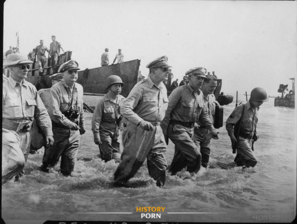 Генерал Дуглас Макартур в октябре 1944 года высадился на побережье..0