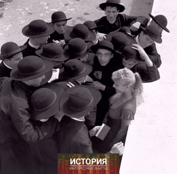 Итальянская актриса Мариса Алласио в окружении поклонников, Рим,..0