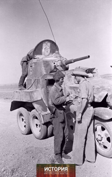 Красноармеец и британский военный курят возле советского..0