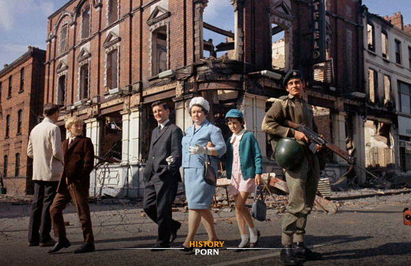 Местные жители в 1969 году проходили мимо британских солдат в..0