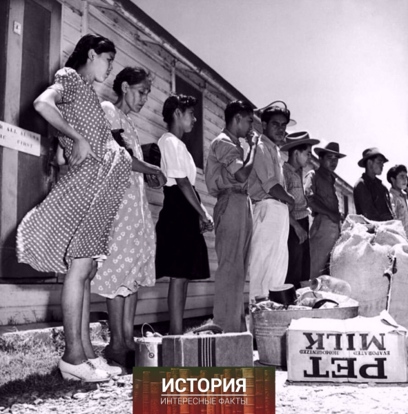 Мигранты из Мексики в ожидании инспекции на американской..0
