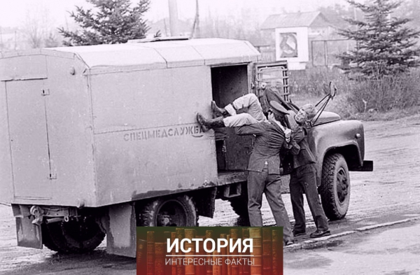 Милиционеры грузят нетрезвого гражданина в автомобиль..0