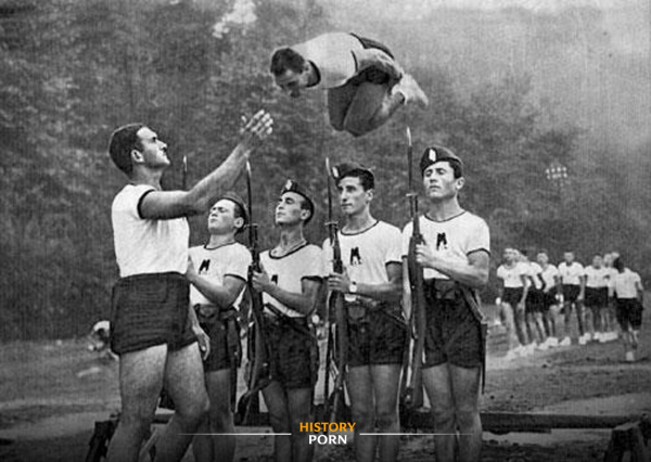 Молодые итальянские фашисты выполняют кувырки через штыки в 1930-е..0