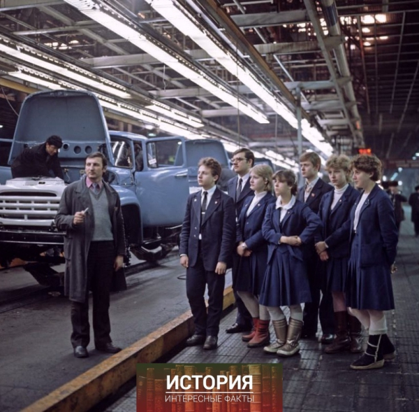 Московские школьники на экскурсии в цехе завода ЗиЛ. 1985..0