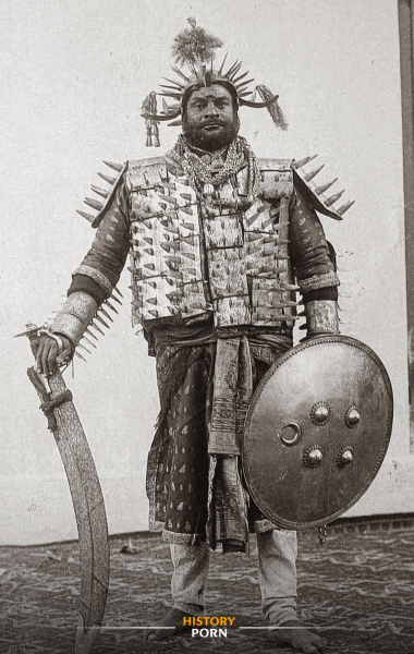 На фотографии 1903 года запечатлён индийский палач.

В начале XX..0