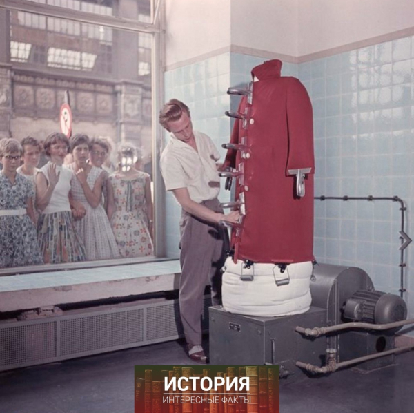 Работник текстильной фабрики отпаривает пальто, Александерплац,..0