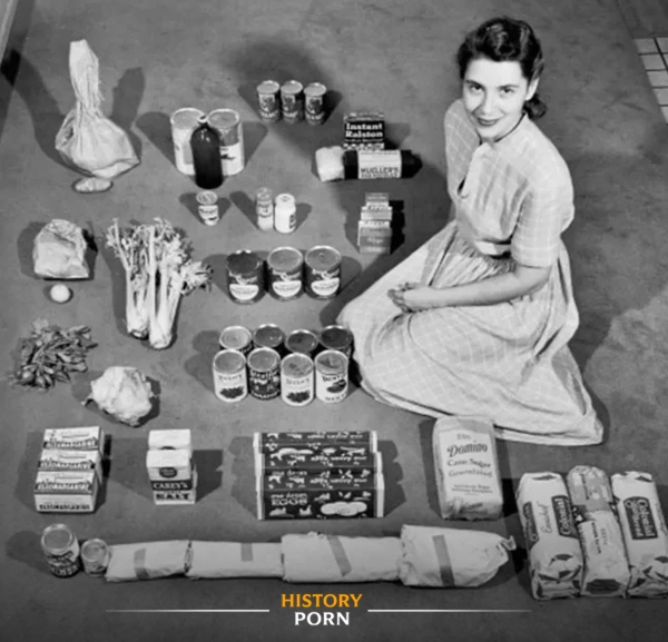 В 1947 году домохозяйка позировала с недельным набором продуктов..0
